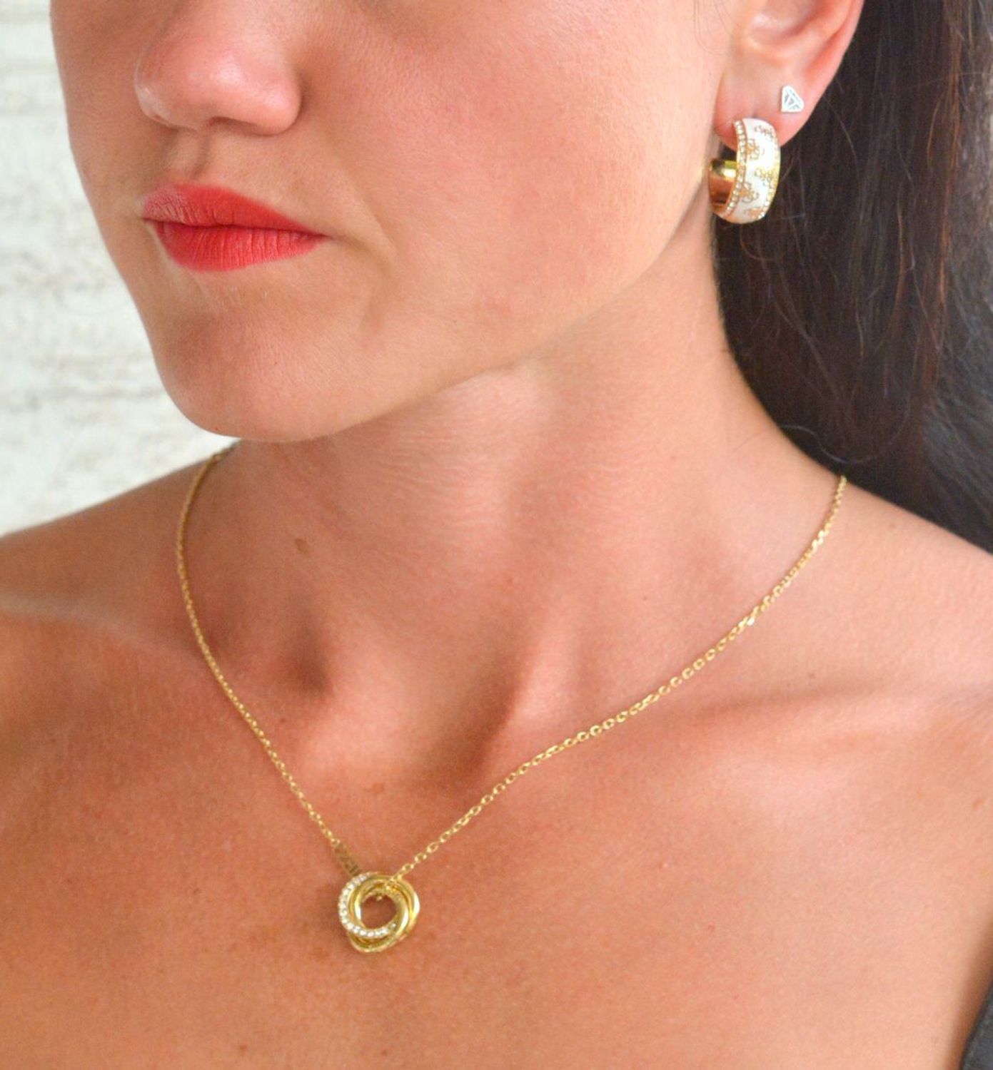 Złote kolczyki GUESS koła logo Guess cyrkonie i biała emalia JUBBE02278JWYGWHTU. Kolczyki damskie Gues.jpg