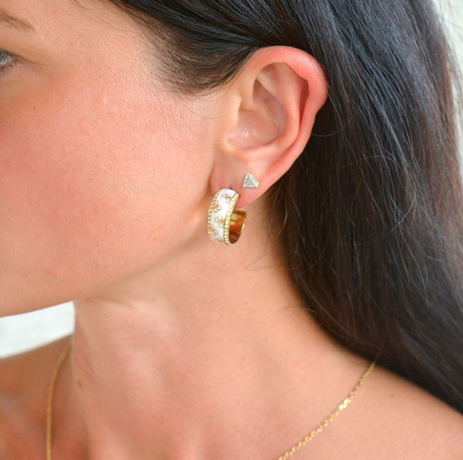 Złote kolczyki GUESS koła logo Guess cyrkonie i biała emalia JUBBE02278JWYGWHTU. Kolczyki damskie Gues.jpg