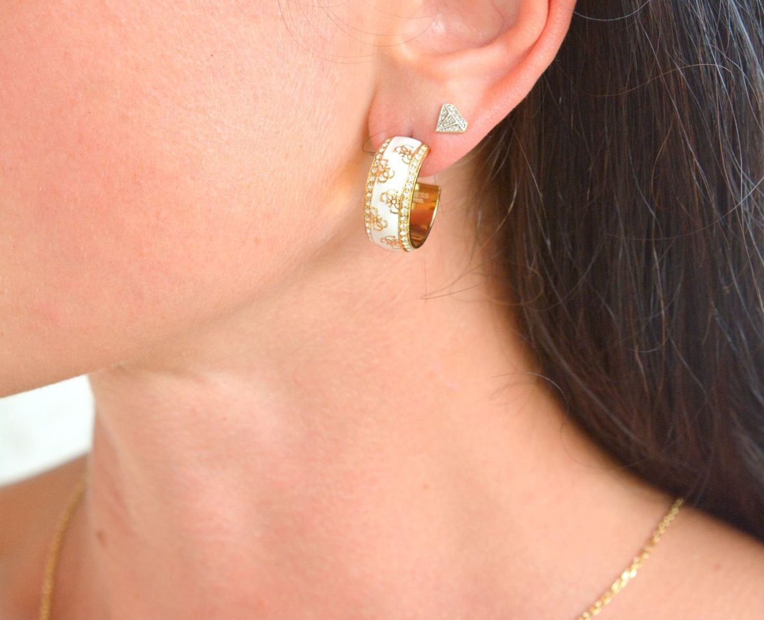 Złote kolczyki GUESS koła logo Guess cyrkonie i biała emalia JUBBE02278JWYGWHTU. Kolczyki damskie Gues.jpg