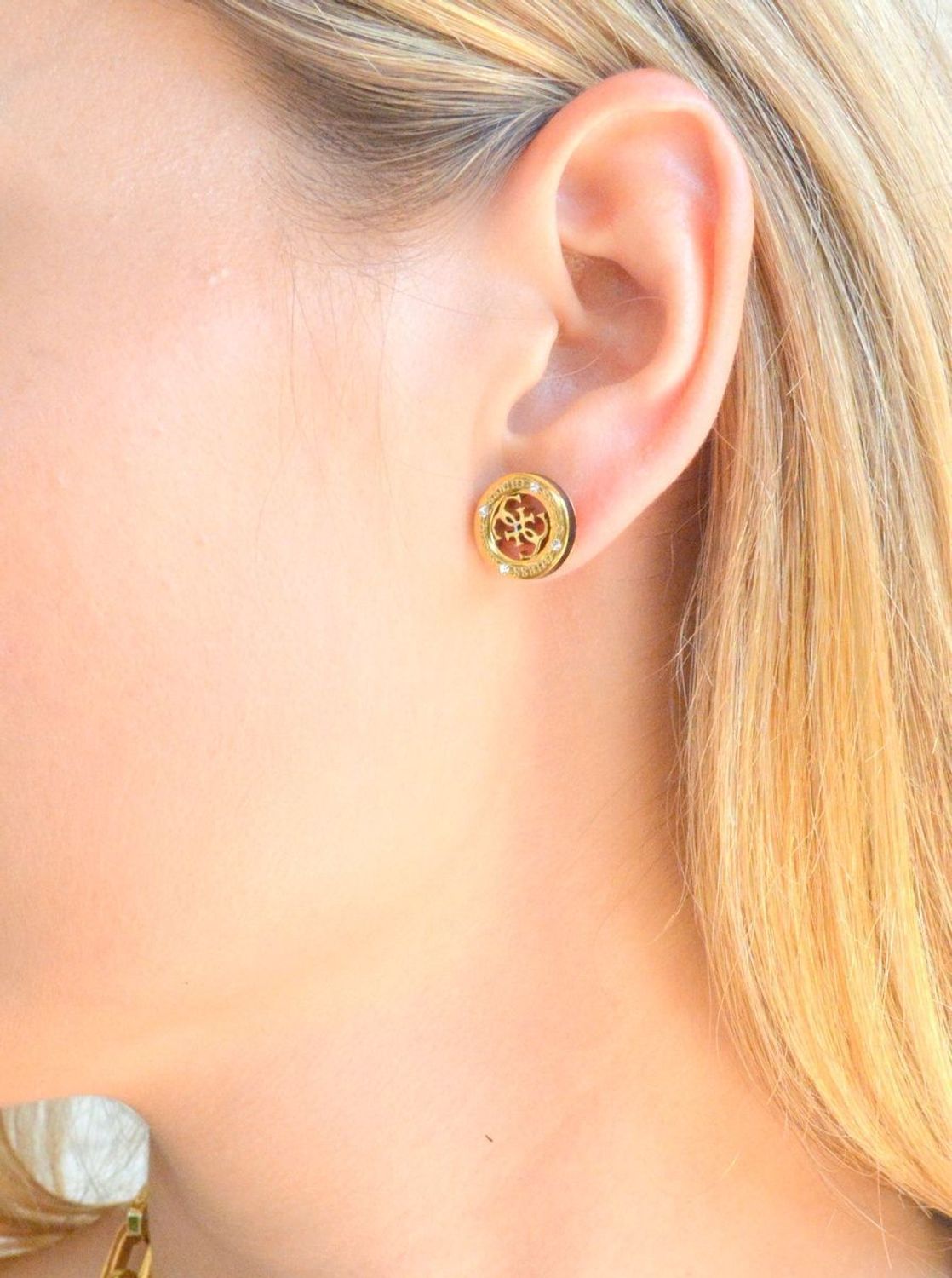 Kolczyki damskie logo GUESS wkrętki z czarną emalią JUBE02287JWYGBK.  Markowe kolczyki ze stali. Biżuteria oryginalna Guess. Kolczyki na lato. Kolczyki czarna emalia. Modna biżuteria na lato. Pomysł na prezent. .jpg