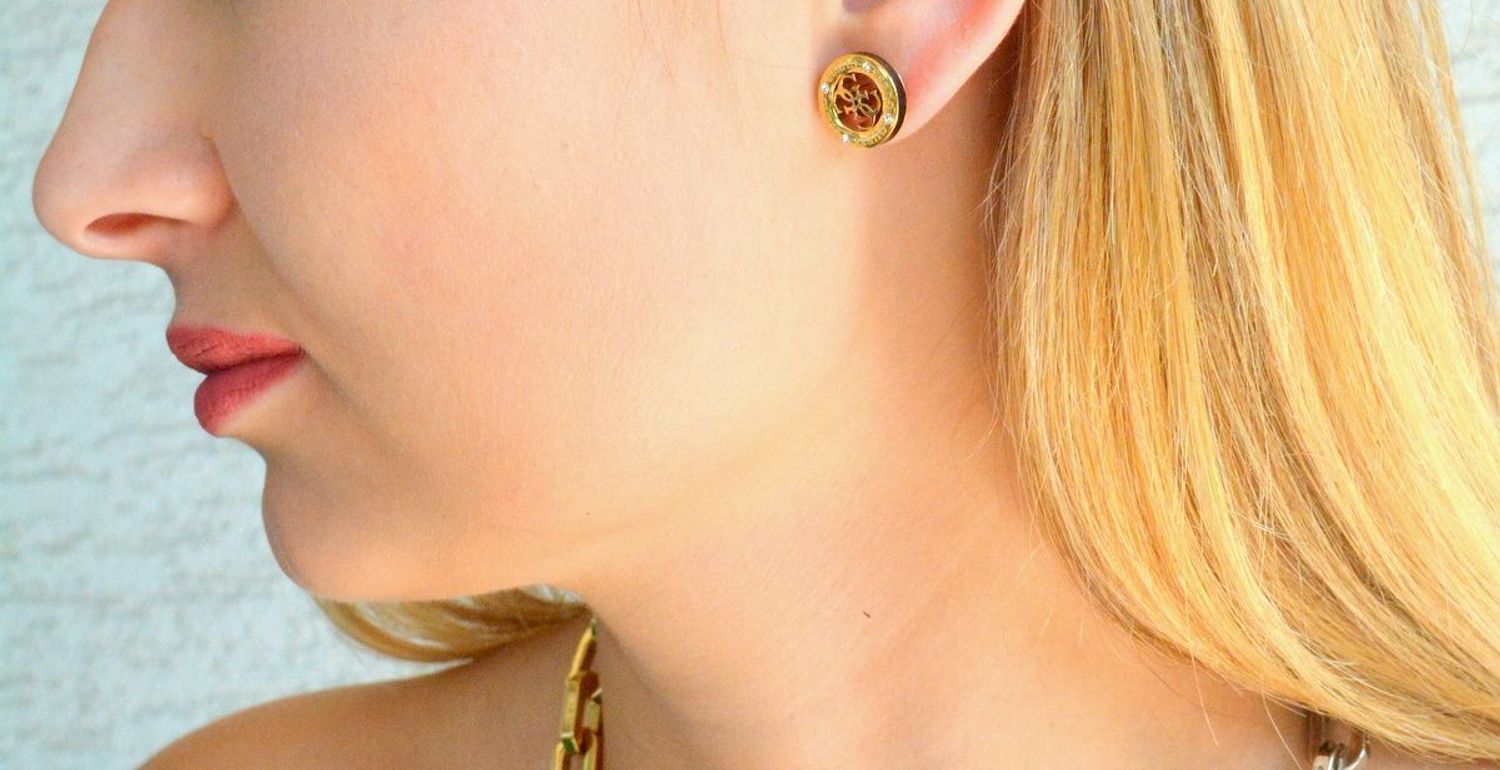 Kolczyki damskie logo GUESS wkrętki z czarną emalią JUBE02287JWYGBK.  Markowe kolczyki ze stali. Biżuteria oryginalna Guess. Kolczyki na lato. Kolczyki czarna emalia. Modna biżuteria na lato. Pomysł na prezent. .jpg