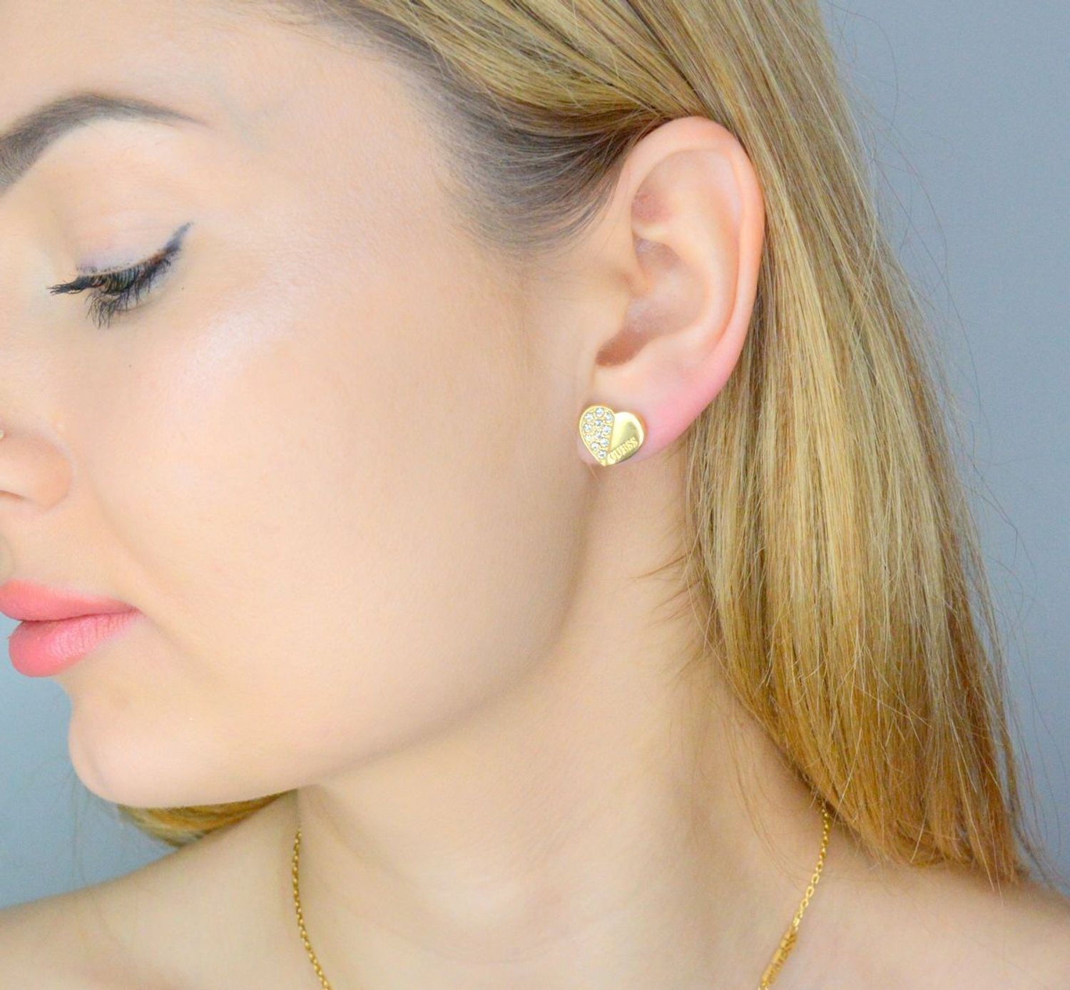 Kolczyki GUESS stalowe logo Guess serca z cyrkoniami JUBE03038JWYGT-U.jpg