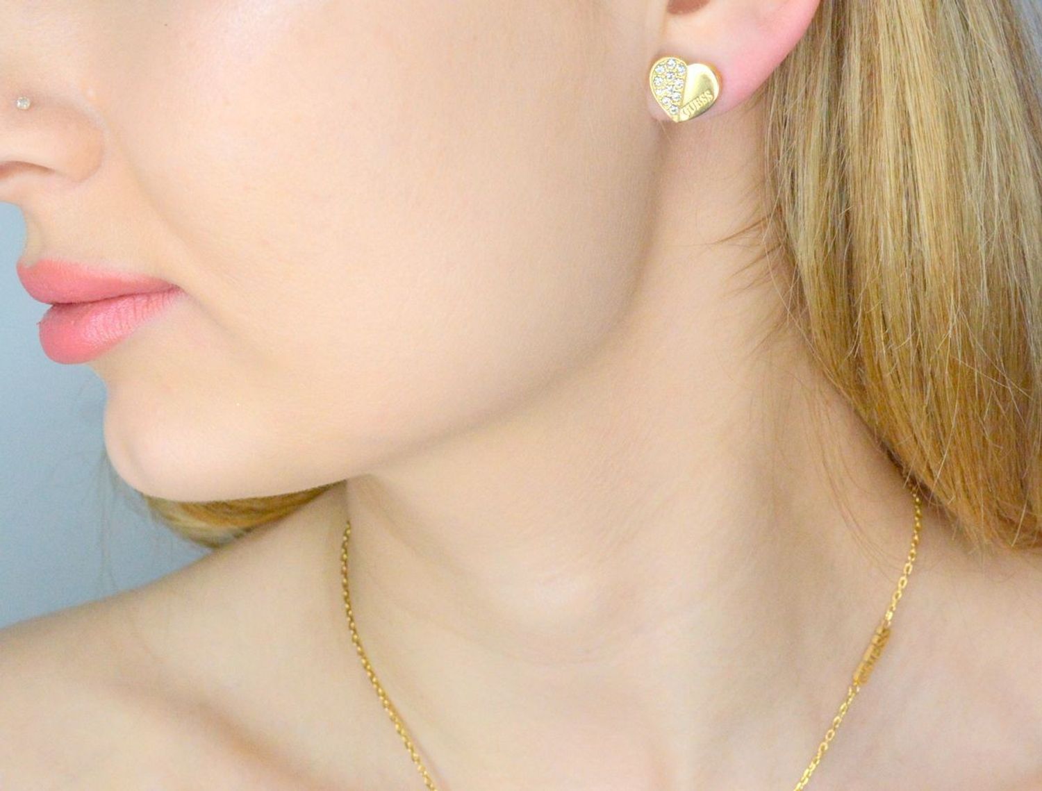 Kolczyki GUESS stalowe logo Guess serca z cyrkoniami JUBE03038JWYGT-U.jpg