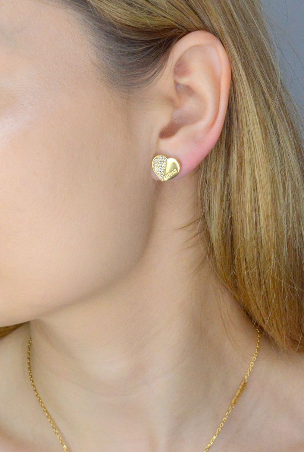 Kolczyki GUESS stalowe logo Guess serca z cyrkoniami JUBE03038JWYGT-U.jpg