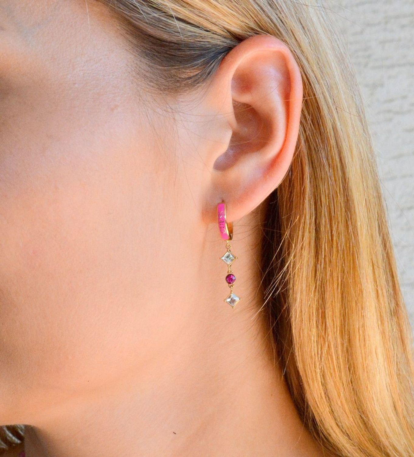 Kolczyki damskie GUESS wiszące z cyrkoniami Stal JUBE03069JWYGFC. Markowe kolczyki ze stali. Biżuteria oryginalna Guess. Kolczyki na lato. Kolczyki różowa emalia. Modna biżuteria na lato..jpg