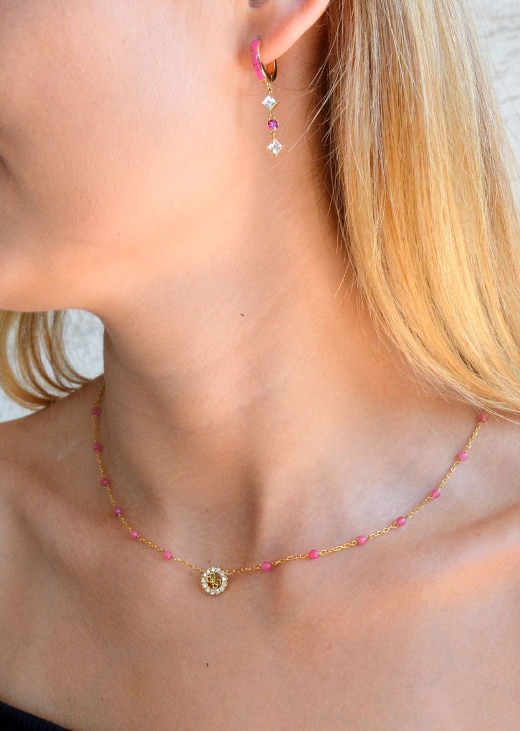 Kolczyki damskie GUESS wiszące z cyrkoniami Stal JUBE03069JWYGFC. Markowe kolczyki ze stali. Biżuteria oryginalna Guess. Kolczyki na lato. Kolczyki różowa emalia. Modna biżuteria na lato..jpg