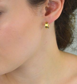 Eleganckie kolczyki Guess JUBE03112JWYGTU – pozłacane stalowe kółeczka z cyrkoniami i napisem Guess. Styl i blask w jednym. Sprawdź online! (1).JPG