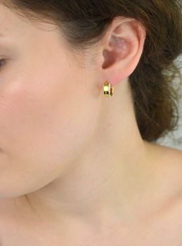 Eleganckie kolczyki Guess JUBE03112JWYGTU – pozłacane stalowe kółeczka z cyrkoniami i napisem Guess. Styl i blask w jednym. Sprawdź online! (2).JPG