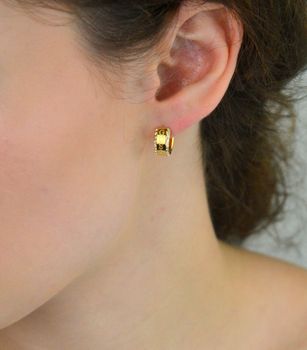 Eleganckie kolczyki Guess JUBE03112JWYGTU – pozłacane stalowe kółeczka z cyrkoniami i napisem Guess. Styl i blask w jednym. Sprawdź online! (3).JPG