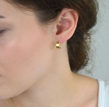 Eleganckie kolczyki Guess JUBE03112JWYGTU – pozłacane stalowe kółeczka z cyrkoniami i napisem Guess. Styl i blask w jednym. Sprawdź online! (4).JPG