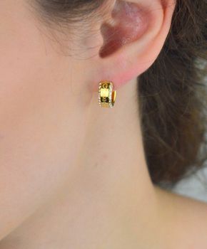 Eleganckie kolczyki Guess JUBE03112JWYGTU – pozłacane stalowe kółeczka z cyrkoniami i napisem Guess. Styl i blask w jednym. Sprawdź online! (5).JPG
