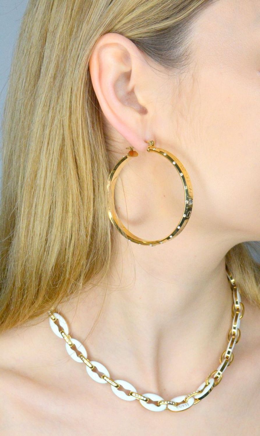 Kolczyki GUESS stalowe pozłacane Duże koła logo Guess z cyrkoniami JUBE03114JWYGT-U. Kolczyki damskie Guess. Kolczyki stalowe koła duże Guess. Kolczyki stalowe pozłacane Guess. Kolczyki damskie stalowe Guess na prezent..jpg