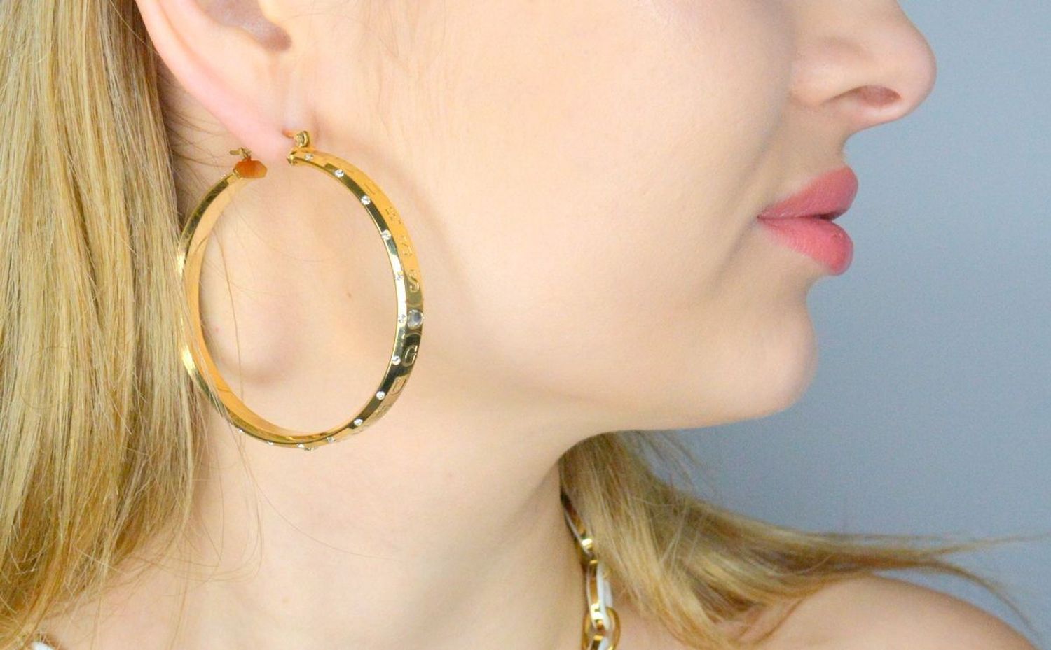 Kolczyki GUESS stalowe pozłacane Duże koła logo Guess z cyrkoniami JUBE03114JWYGT-U. Kolczyki damskie Guess. Kolczyki stalowe koła duże Guess. Kolczyki stalowe pozłacane Guess. Kolczyki damskie stalowe Guess na prezent..jpg