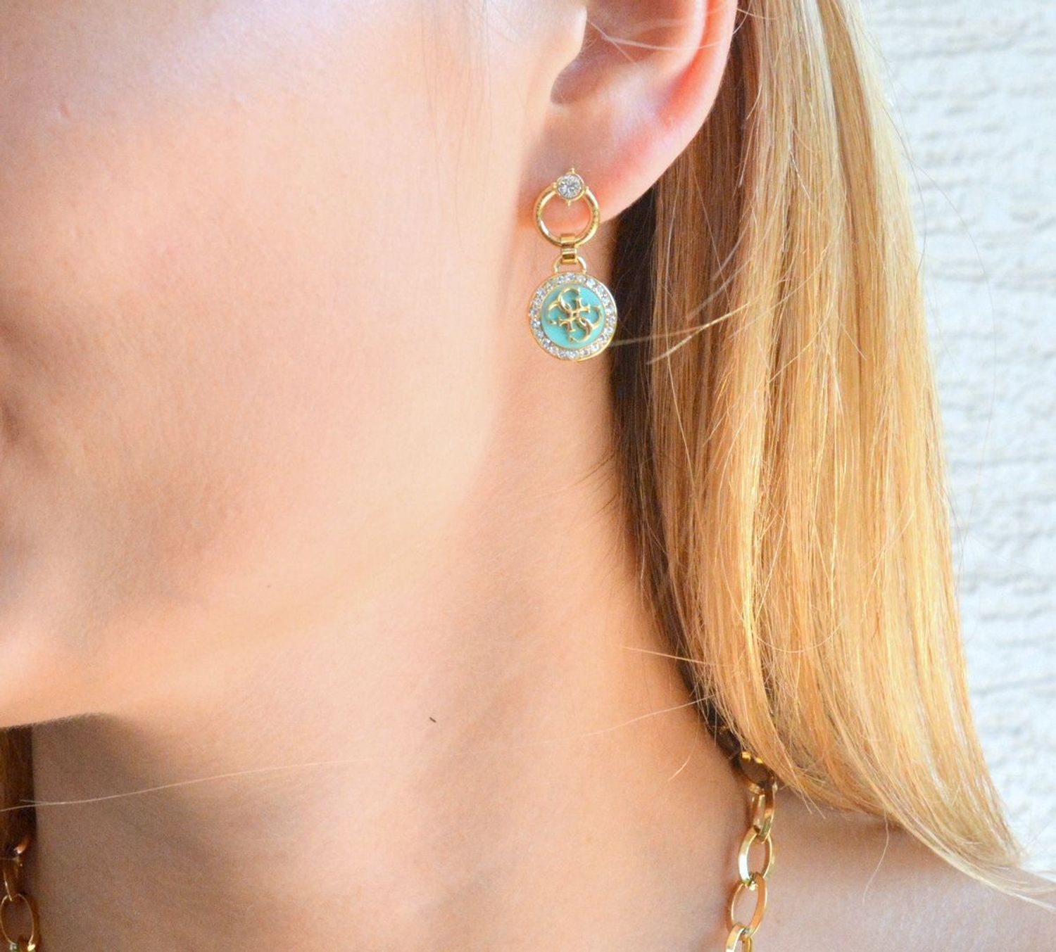 Kolczyki damskie GUESS wiszące w kolorze jaja drozda JUBE03122JWYGAQ. Kolczyki wiszące w kolorze Tiffany Blue. Kolczyki jasnoniebieski kolor jaja drozda. Markowe kolczyki Guess. Oryginalna biżuteria Guess. Kolczyki na la1.jpg