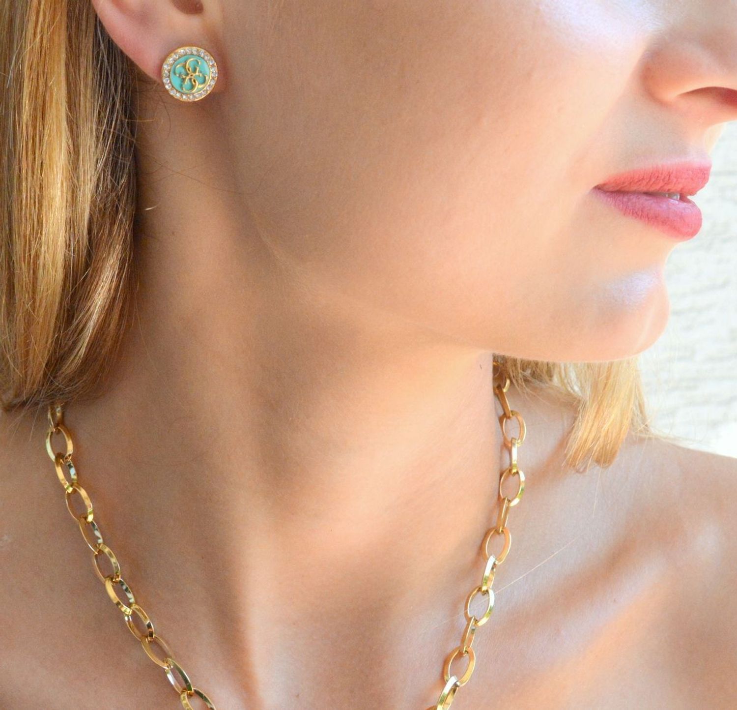 Kolczyki damskie GUESS wkrętki kolor jaja drozda JUBE03123JWYGAQ.  Markowe kolczyki ze stali. Biżuteria oryginalna Guess. Kolczyki na lato. Kolczyki w kolorze Tiffany Blue. Modna biżuteria na lato..jpg