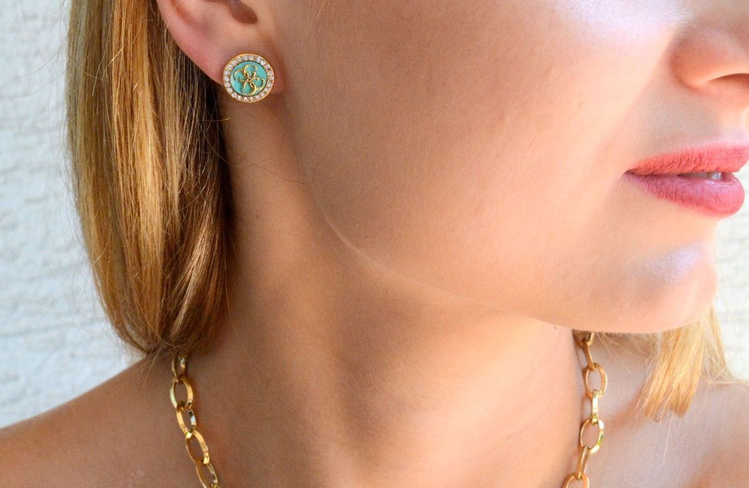 Kolczyki damskie GUESS wkrętki kolor jaja drozda JUBE03123JWYGAQ.  Markowe kolczyki ze stali. Biżuteria oryginalna Guess. Kolczyki na lato. Kolczyki w kolorze Tiffany Blue. Modna biżuteria na lato..jpg