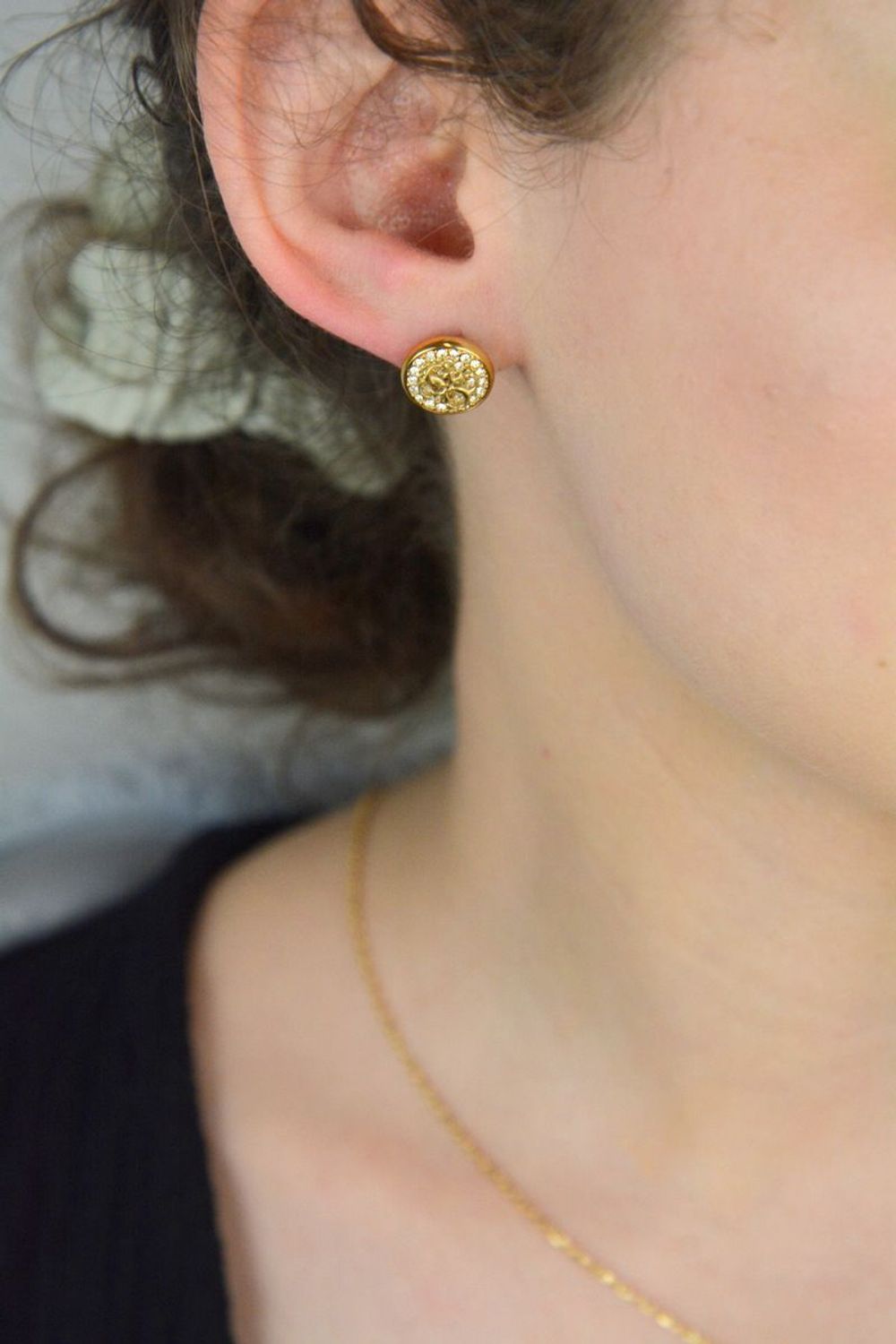 Pozłacane kolczyki damskie Guess stalowe  logo i cyrkonia  1,2 cm.jpg