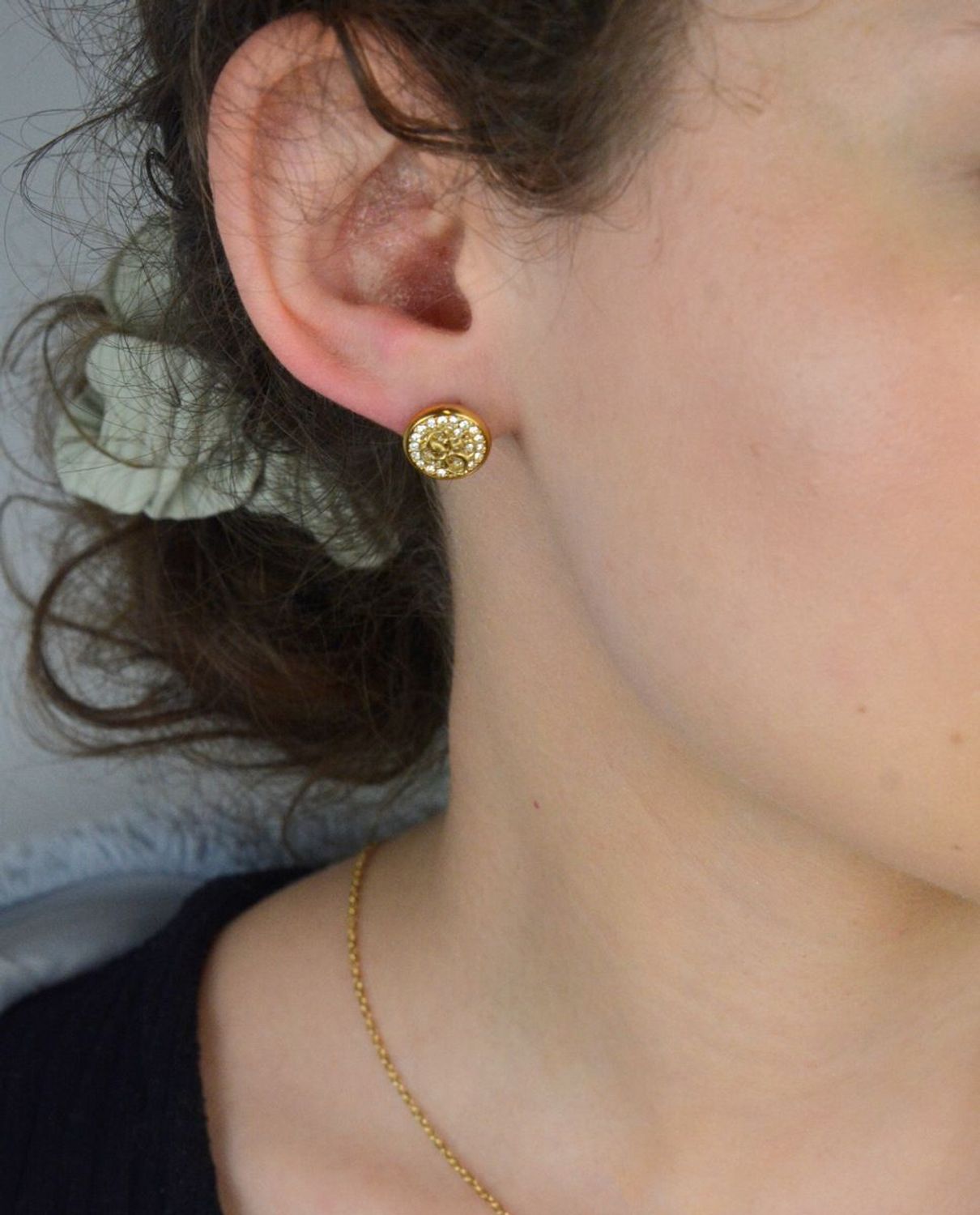 Pozłacane kolczyki damskie Guess stalowe  logo i cyrkonia  1,2 cm.jpg