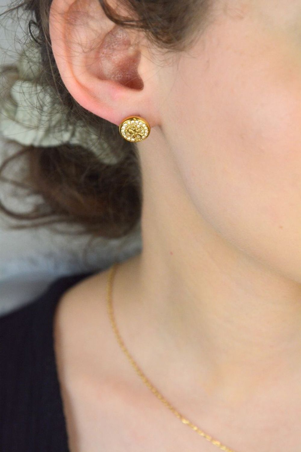 Pozłacane kolczyki damskie Guess stalowe  logo i cyrkonia  1,2 cm.jpg