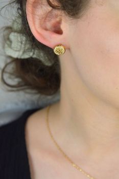Eleganckie pozłacane kolczyki damskie Guess ze stali nierdzewnej, ozdobione logo i błyszczącą cyrkonią. Wygodne zapięcie na sztyft. Średnica 1,2 cm. Idealne na co dzień i na specjalne okazje! Model JUBE03129JWYG (3).JPG