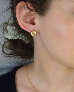 Eleganckie pozłacane kolczyki damskie Guess ze stali nierdzewnej, ozdobione logo i błyszczącą cyrkonią. Wygodne zapięcie na sztyft. Średnica 1,2 cm. Idealne na co dzień i na specjalne okazje! Model JUBE03129JWYG.JPG