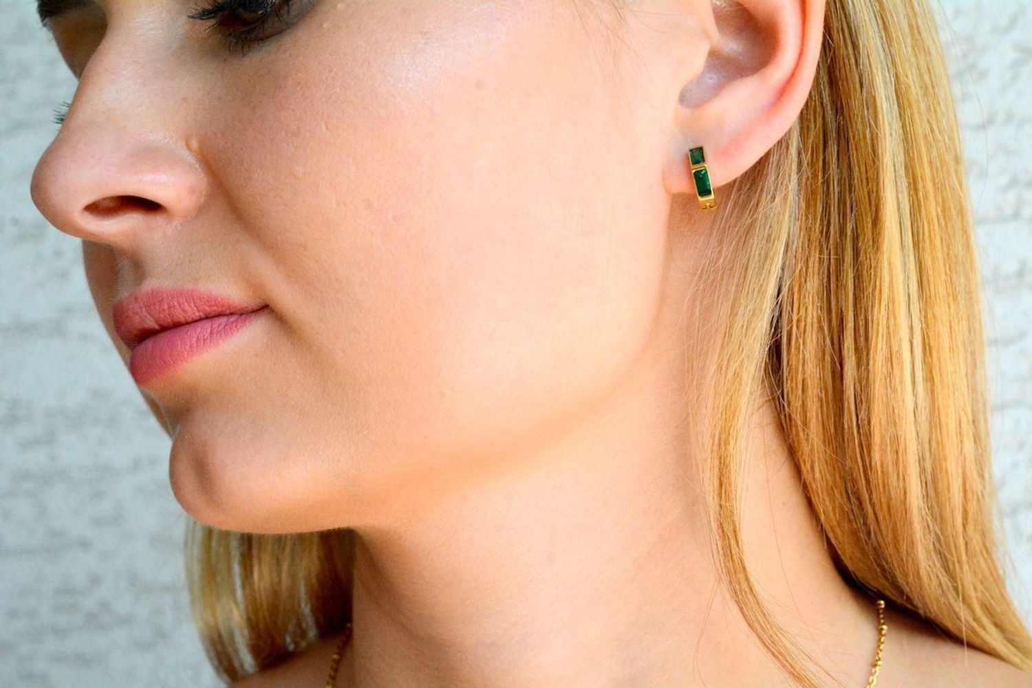 Kolczyki damskie GUESS cyrkonie butelkowa zieleń JUBE03133JWYGEM. Markowe kolczyki ze stali Guess. Biżuteria oryginalna Guess. Kolczyki na lato. Oryginalna Biżuteria Guess . Pomysł na prezent dla kobiety..jpg