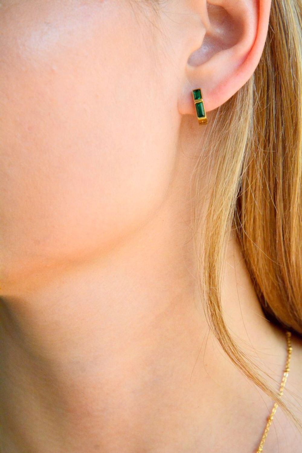 Kolczyki damskie GUESS cyrkonie butelkowa zieleń JUBE03133JWYGEM. Markowe kolczyki ze stali Guess. Biżuteria oryginalna Guess. Kolczyki na lato. Oryginalna Biżuteria Guess . Pomysł na prezent dla kobiety..jpg