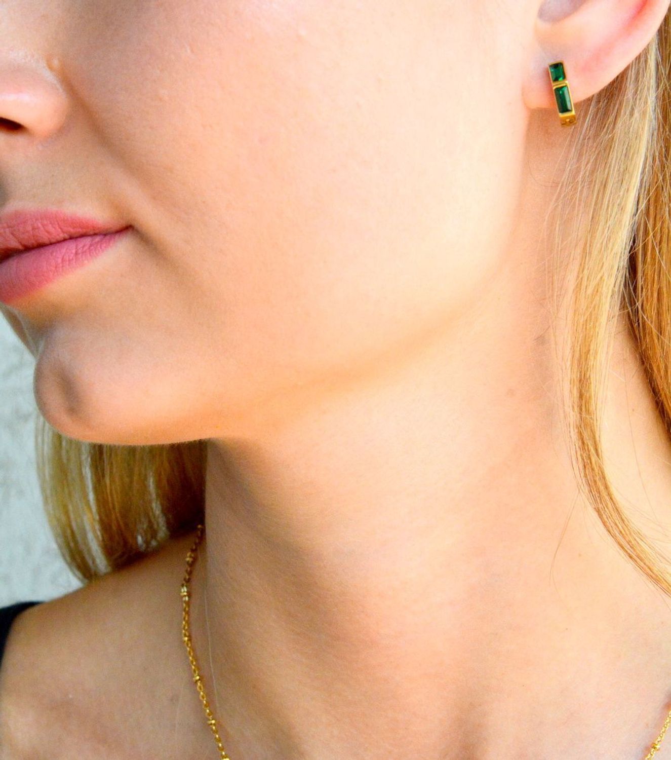 Kolczyki damskie GUESS cyrkonie butelkowa zieleń JUBE03133JWYGEM. Markowe kolczyki ze stali Guess. Biżuteria oryginalna Guess. Kolczyki na lato. Oryginalna Biżuteria Guess . Pomysł na prezent dla kobiety..jpg