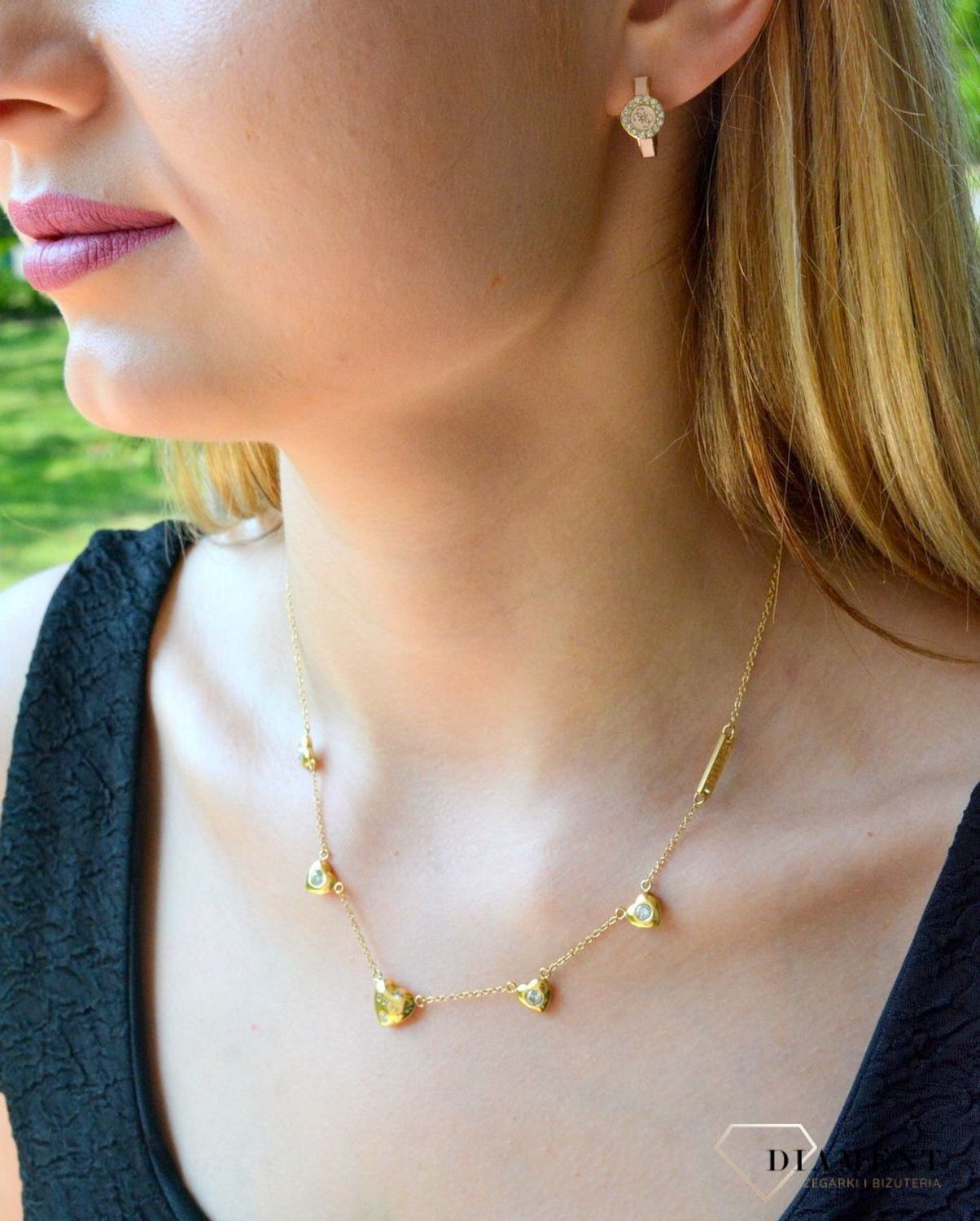 Kolczyki wiszące Guess kółeczka JUBE03139JWYGLPT-U. Kolczyki zostały wykonane z najwyższej jakości stali w kolorze złotym. Kolczyki zostały przyozdobione różową emalią z logo marki oraz białymi cyrkoniami. Kolczyki będą idealne dla małej mo.jpg