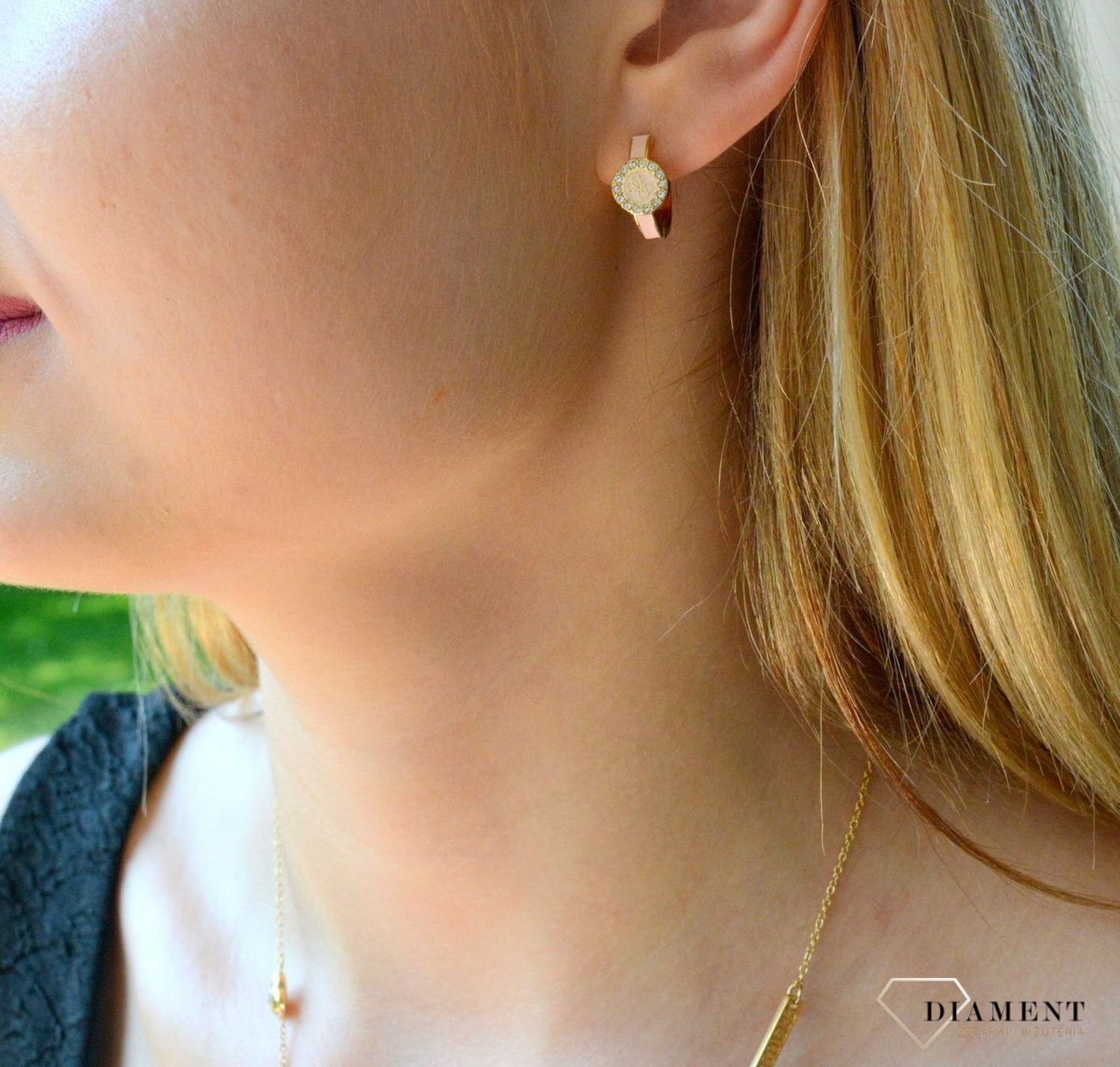 Kolczyki wiszące Guess kółeczka JUBE03139JWYGLPT-U. Kolczyki zostały wykonane z najwyższej jakości stali w kolorze złotym. Kolczyki zostały przyozdobione różową emalią z logo marki oraz białymi cyrkoniami. Kolczyki będą idealne dla małej mo.jpg