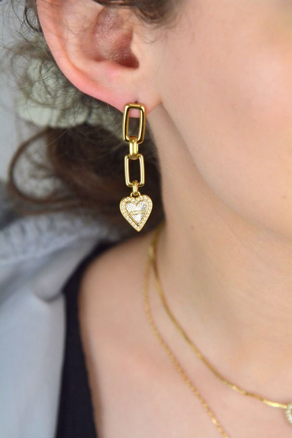 Kolczyki damskie Guess ✨ długie pozłacane  Serce z logo i cyrkoniami 💖.jpg