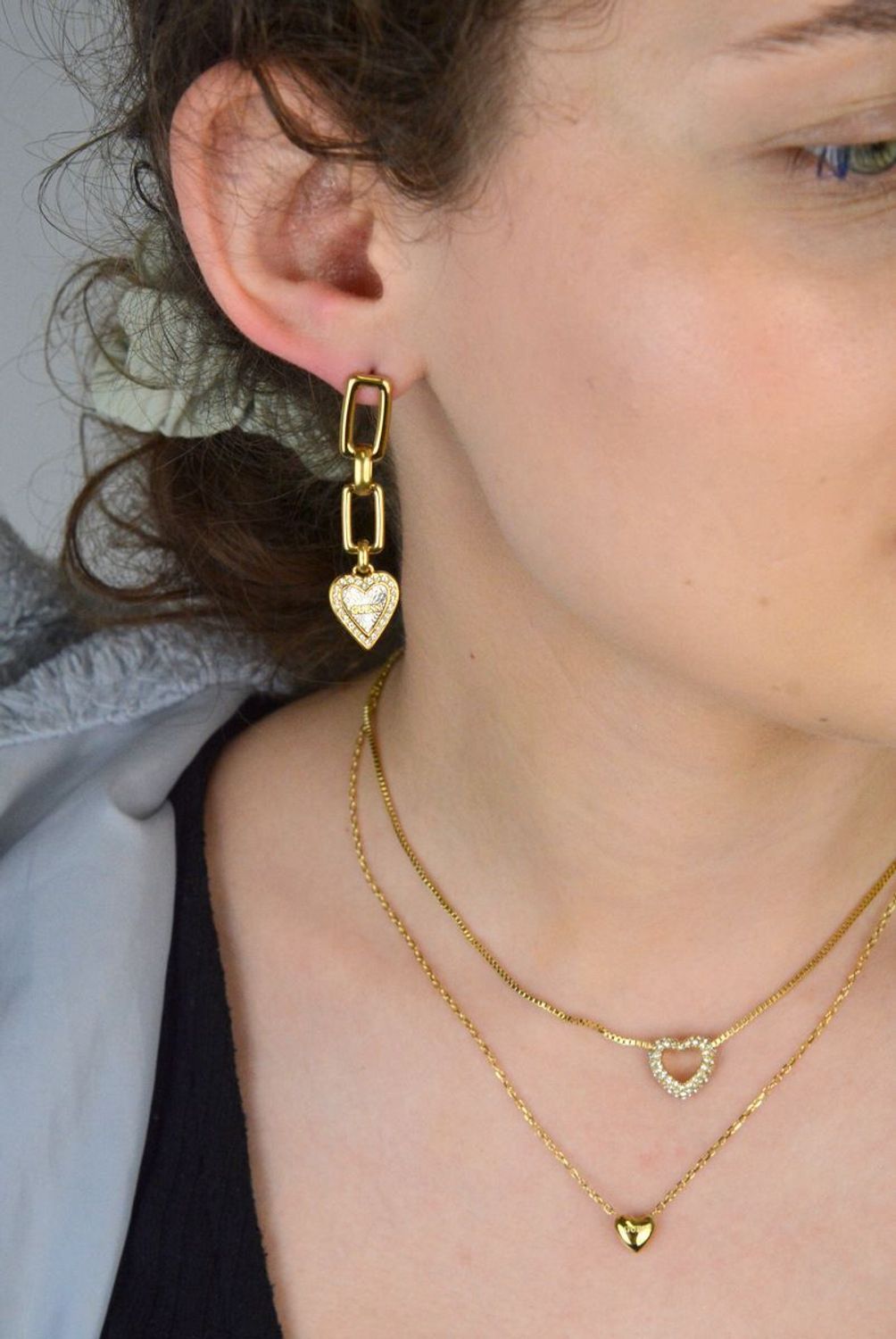 Kolczyki damskie Guess ✨ długie pozłacane  Serce z logo i cyrkoniami 💖.jpg