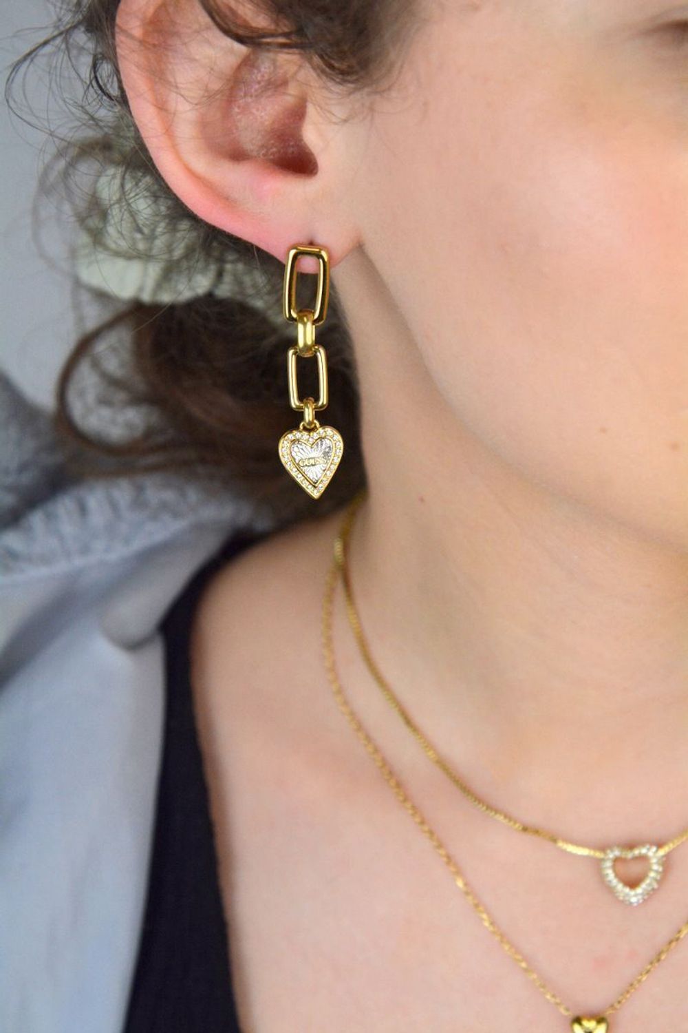 Kolczyki damskie Guess ✨ długie pozłacane  Serce z logo i cyrkoniami 💖.jpg