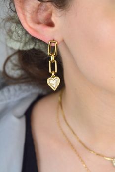 Długie pozłacane kolczyki Guess ✨ z grawerowanym sercem i logo GUESS 💖. Cyrkonie dodają blasku, długość 4,8 cm, zapięcie na sztyft – idealne na prezent i wyjątkowe okazje 🎁 Model JUBE03236JWYGRHT-U (1).JPG