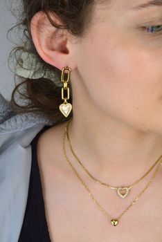 Długie pozłacane kolczyki Guess ✨ z grawerowanym sercem i logo GUESS 💖. Cyrkonie dodają blasku, długość 4,8 cm, zapięcie na sztyft – idealne na prezent i wyjątkowe okazje 🎁 Model JUBE03236JWYGRHT-U (2).JPG