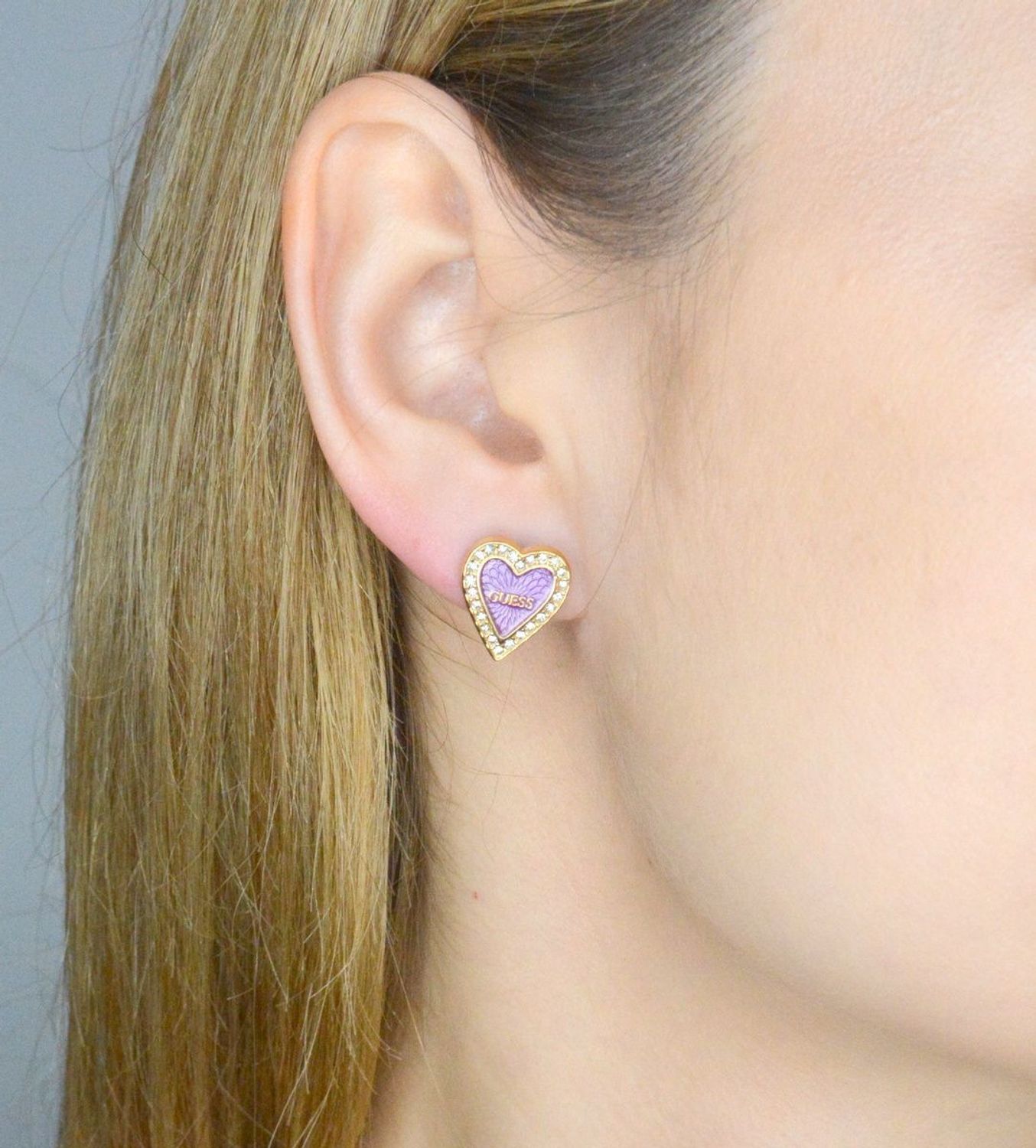 Kolczyki GUESS stalowe logo Guess serce fioletowe z cyrkoniami JUBE03237JWYGPPT-U. Kolczyki damskie Guess. Kolczyki stalowe Guess. Kolczyki stalowe wkręcane Guess. Kolczyki damskie stalowe Guess na prezent..jpg