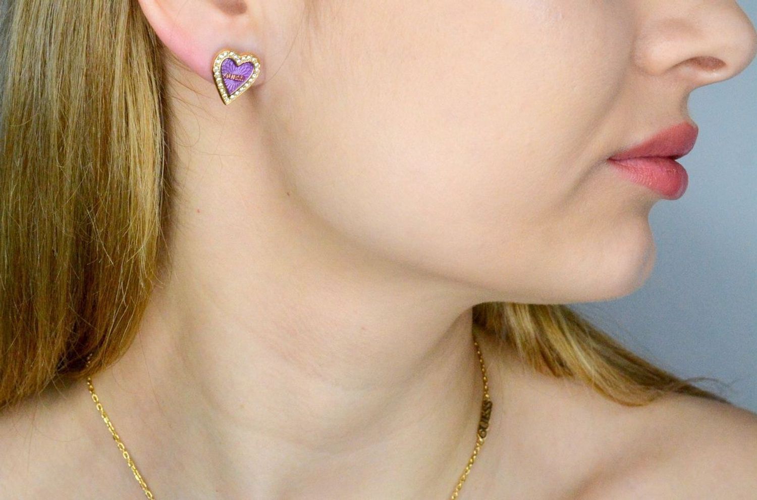 Kolczyki GUESS stalowe logo Guess serce fioletowe z cyrkoniami JUBE03237JWYGPPT-U. Kolczyki damskie Guess. Kolczyki stalowe Guess. Kolczyki stalowe wkręcane Guess. Kolczyki damskie stalowe Guess na prezent..jpg