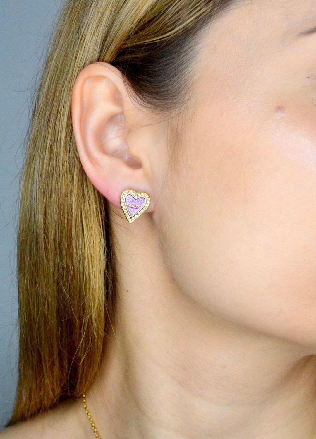 Kolczyki GUESS stalowe logo Guess serce fioletowe z cyrkoniami JUBE03237JWYGPPT-U. Kolczyki damskie Guess. Kolczyki stalowe Guess. Kolczyki stalowe wkręcane Guess. Kolczyki damskie stalowe Guess na prezent..jpg