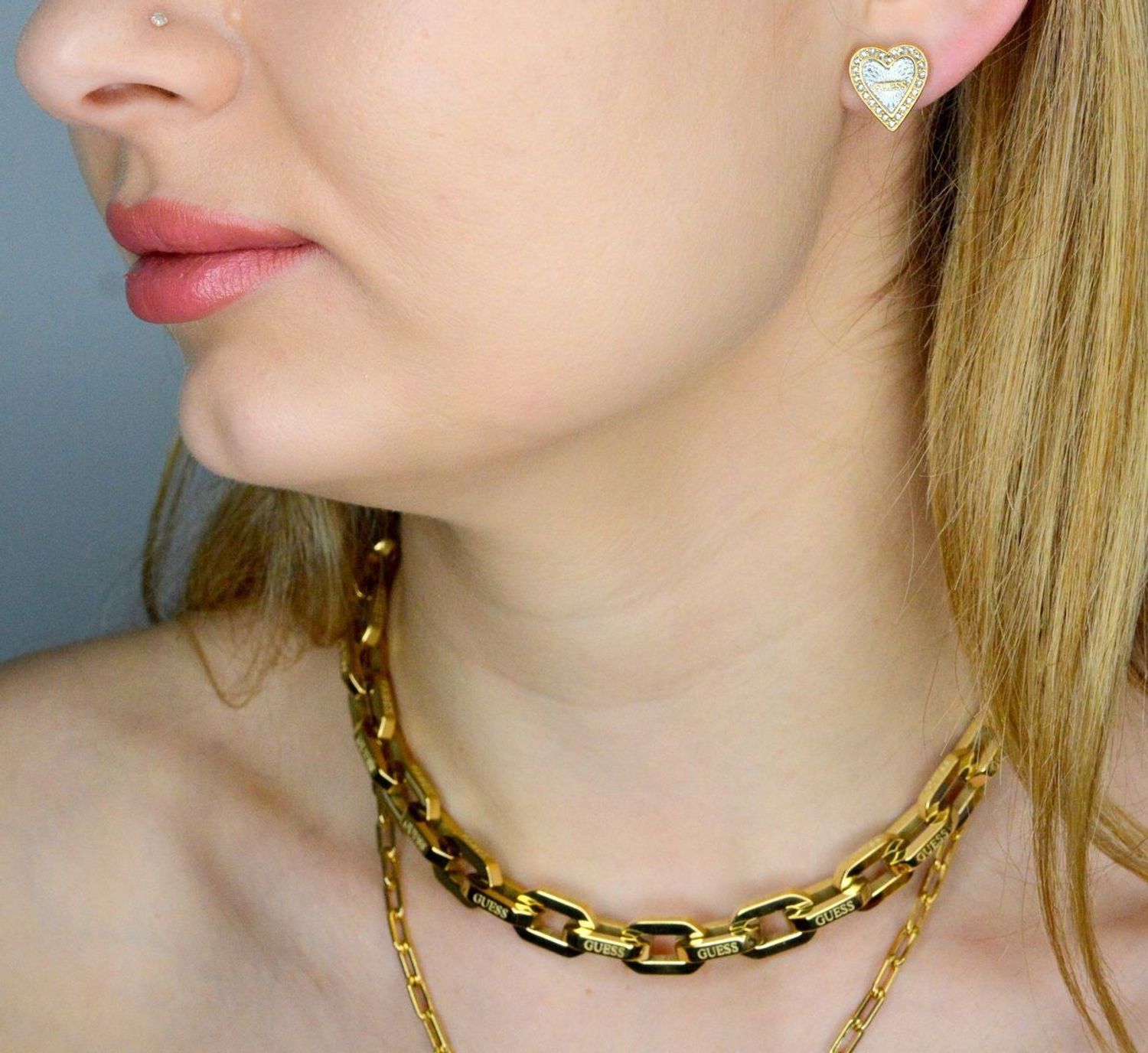 Kolczyki GUESS stalowe logo Guess serce z cyrkoniami JUBE03237JWYGRHT-U. Kolczyki damskie Guess. Kolczyki stalowe Guess. Kolczyki stalowe wkręcane Guess. Kolczyki damskie stalowe Guess na prezent..jpg