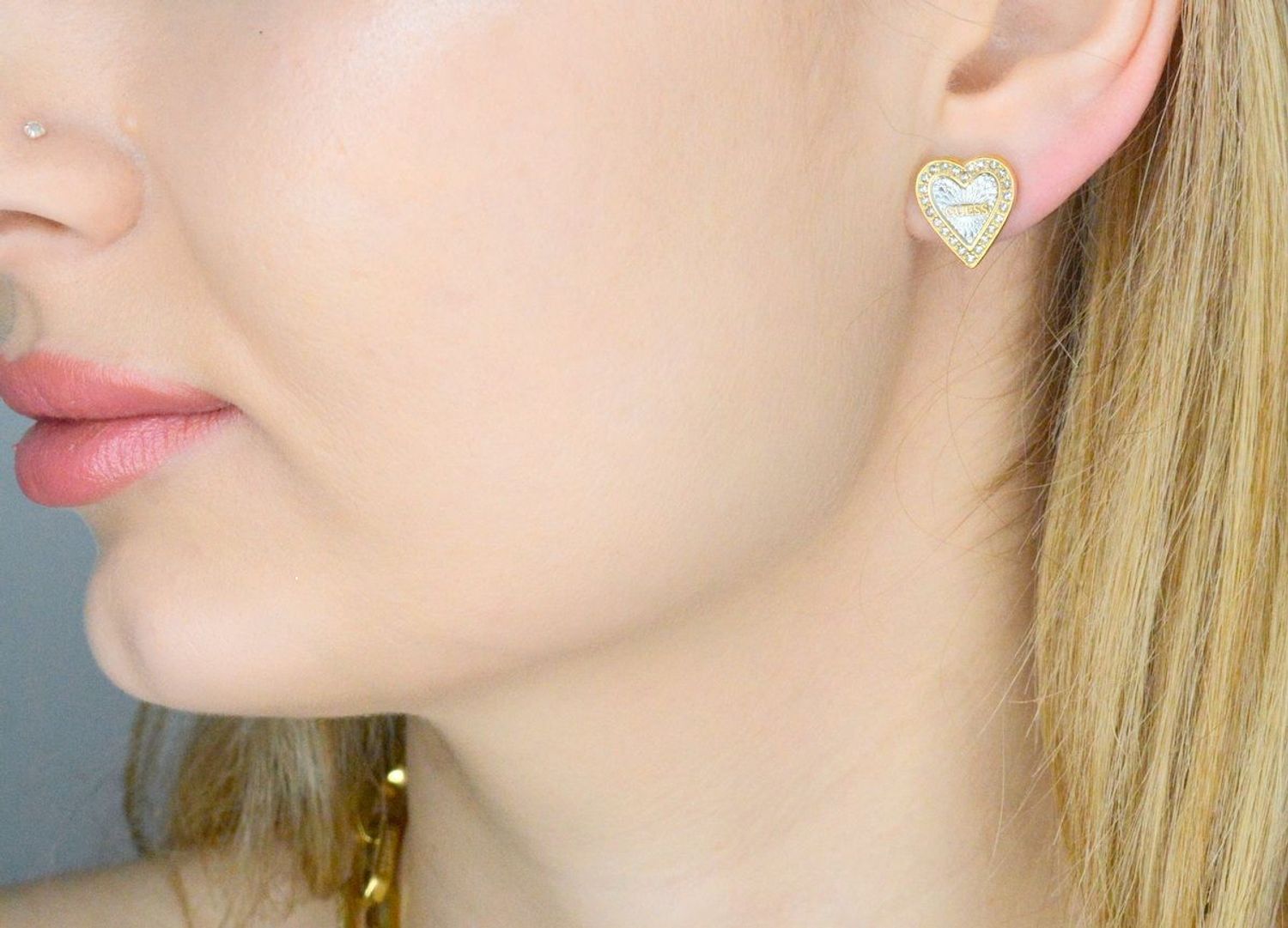 Kolczyki GUESS stalowe logo Guess serce z cyrkoniami JUBE03237JWYGRHT-U. Kolczyki damskie Guess. Kolczyki stalowe Guess. Kolczyki stalowe wkręcane Guess. Kolczyki damskie stalowe Guess na prezent..jpg