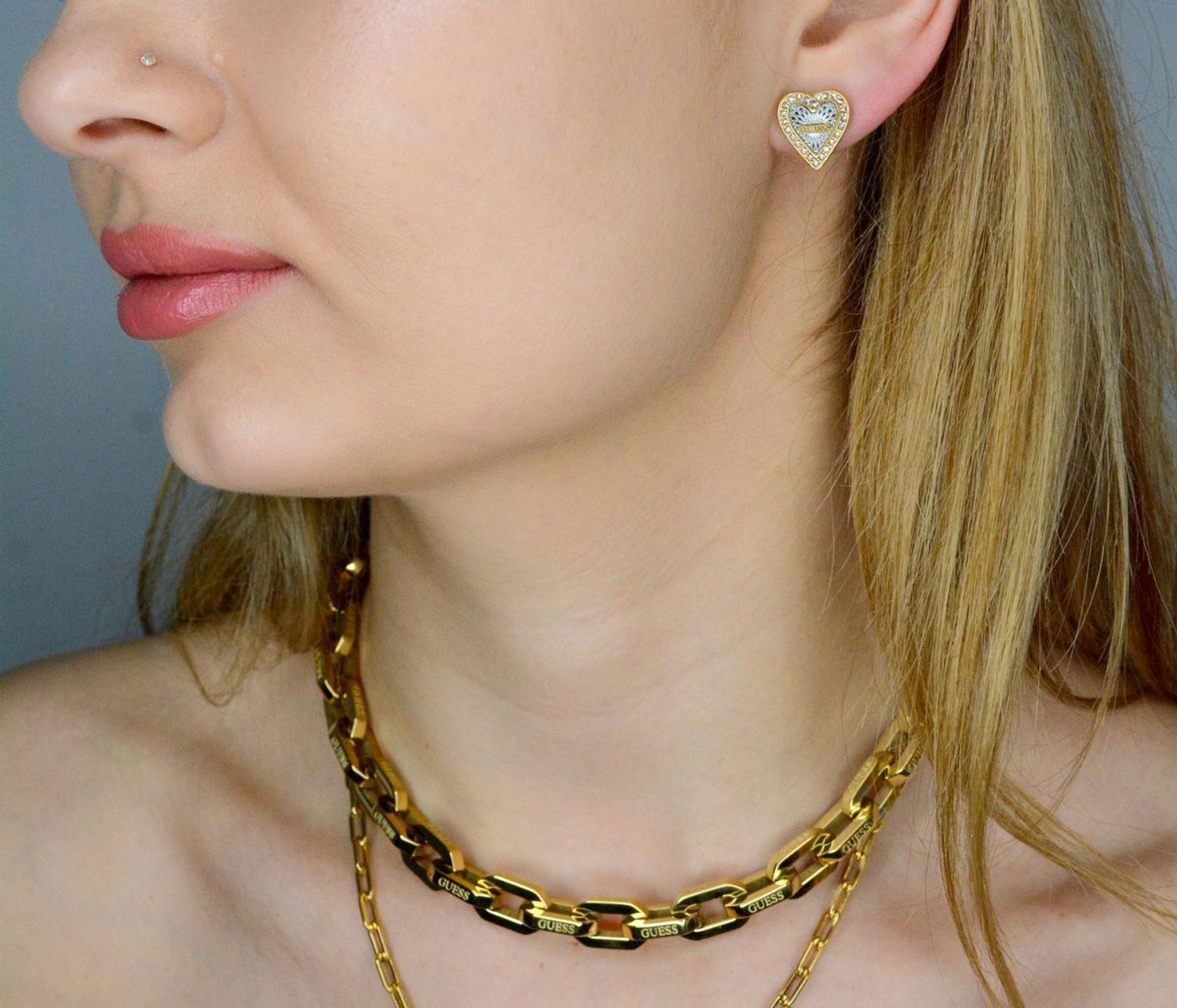 Kolczyki GUESS stalowe logo Guess serce z cyrkoniami JUBE03237JWYGRHT-U. Kolczyki damskie Guess. Kolczyki stalowe Guess. Kolczyki stalowe wkręcane Guess. Kolczyki damskie stalowe Guess na prezent..jpg