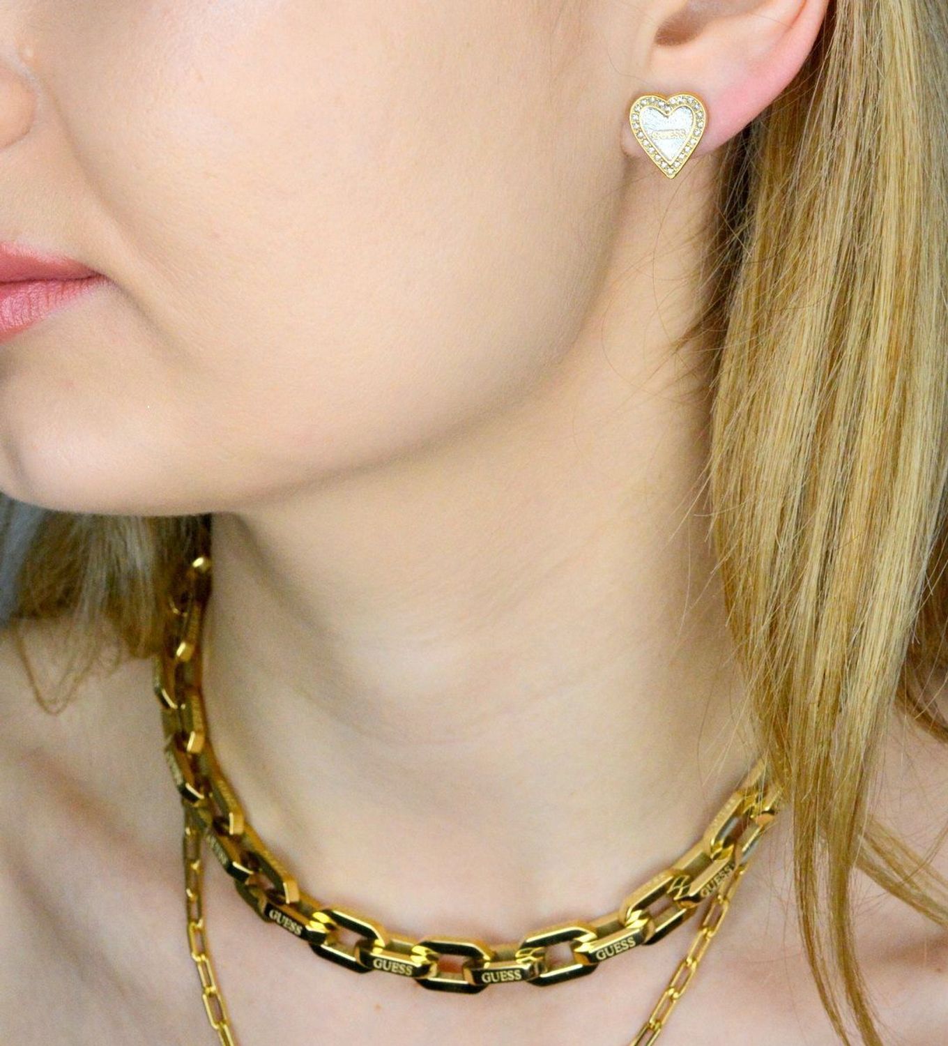 Kolczyki GUESS stalowe logo Guess serce z cyrkoniami JUBE03237JWYGRHT-U. Kolczyki damskie Guess. Kolczyki stalowe Guess. Kolczyki stalowe wkręcane Guess. Kolczyki damskie stalowe Guess na prezent..jpg