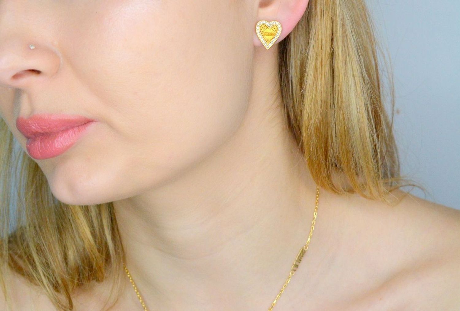 Kolczyki GUESS stalowe logo Guess serca z cyrkoniami JUBE03237JWYGT-U. Kolczyki damskie Guess. Kolczyki stalowe Guess. Kolczyki serca stalowe Guess. Kolczyki stalowe w złotym kolorze. Kolczyki na prezent Guess..jpg