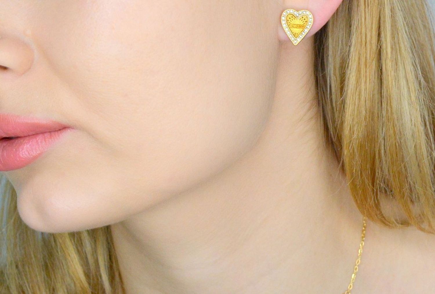 Kolczyki GUESS stalowe logo Guess serca z cyrkoniami JUBE03237JWYGT-U. Kolczyki damskie Guess. Kolczyki stalowe Guess. Kolczyki serca stalowe Guess. Kolczyki stalowe w złotym kolorze. Kolczyki na prezent Guess..jpg