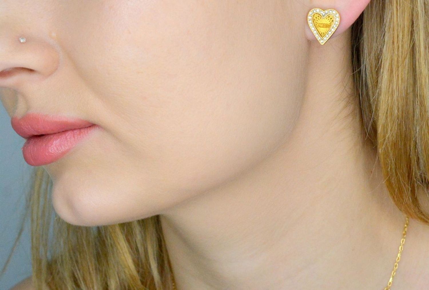 Kolczyki GUESS stalowe logo Guess serca z cyrkoniami JUBE03237JWYGT-U. Kolczyki damskie Guess. Kolczyki stalowe Guess. Kolczyki serca stalowe Guess. Kolczyki stalowe w złotym kolorze. Kolczyki na prezent Guess..jpg