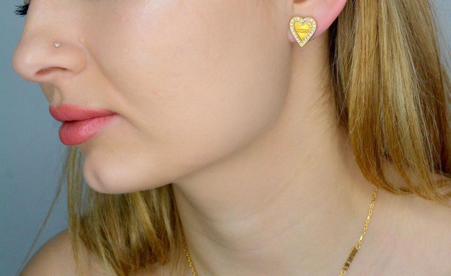 Kolczyki GUESS stalowe logo Guess serca z cyrkoniami JUBE03237JWYGT-U. Kolczyki damskie Guess. Kolczyki stalowe Guess. Kolczyki serca stalowe Guess. Kolczyki stalowe w złotym kolorze. Kolczyki na prezent Guess..jpg