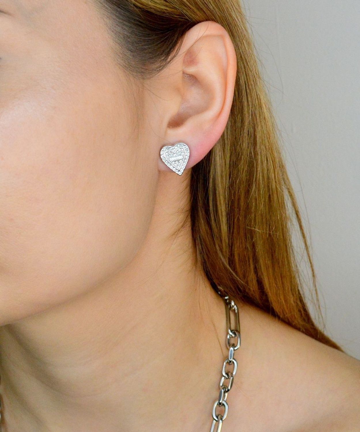 Kolczyki GUESS stalowe logo Guess serca z cyrkoniami JUBE03251JWRHTU. Kolczyki damskie Guess. Kolczyki stalowe Guess. Kolczyki serca stalowe Guess. Kolczyki stalowe. Kolczyki na prezent Guess..jpg