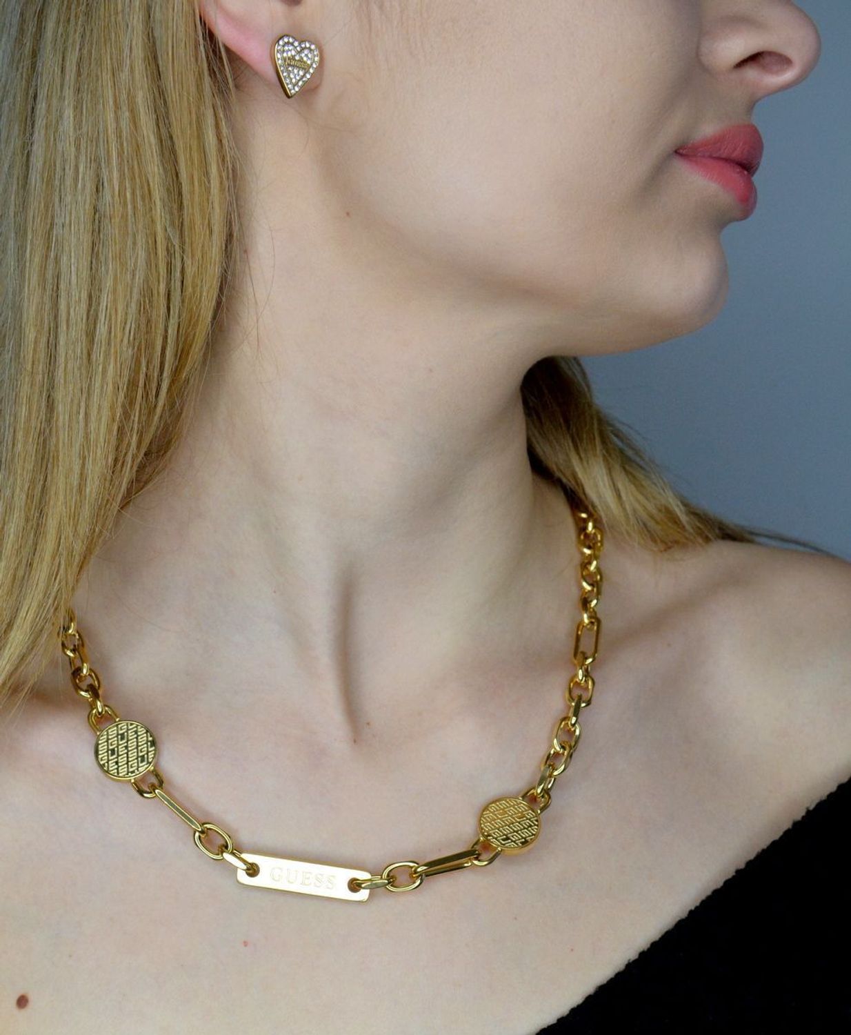 Kolczyki GUESS stalowe logo Guess serca z cyrkoniami JUBE03251JWYGT-U. Kolczyki damskie Guess. Kolczyki stalowe Guess. Kolczyki serca stalowe Guess. Kolczyki stalowe w złotym kolorze. Kolczyki na prezent Guess..jpg
