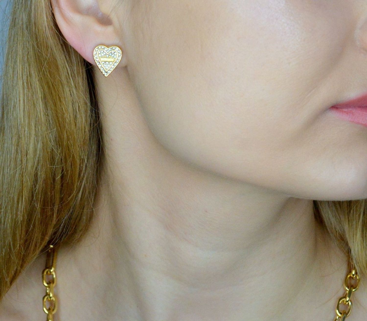 Kolczyki GUESS stalowe logo Guess serca z cyrkoniami JUBE03251JWYGT-U. Kolczyki damskie Guess. Kolczyki stalowe Guess. Kolczyki serca stalowe Guess. Kolczyki stalowe w złotym kolorze. Kolczyki na prezent Guess..jpg