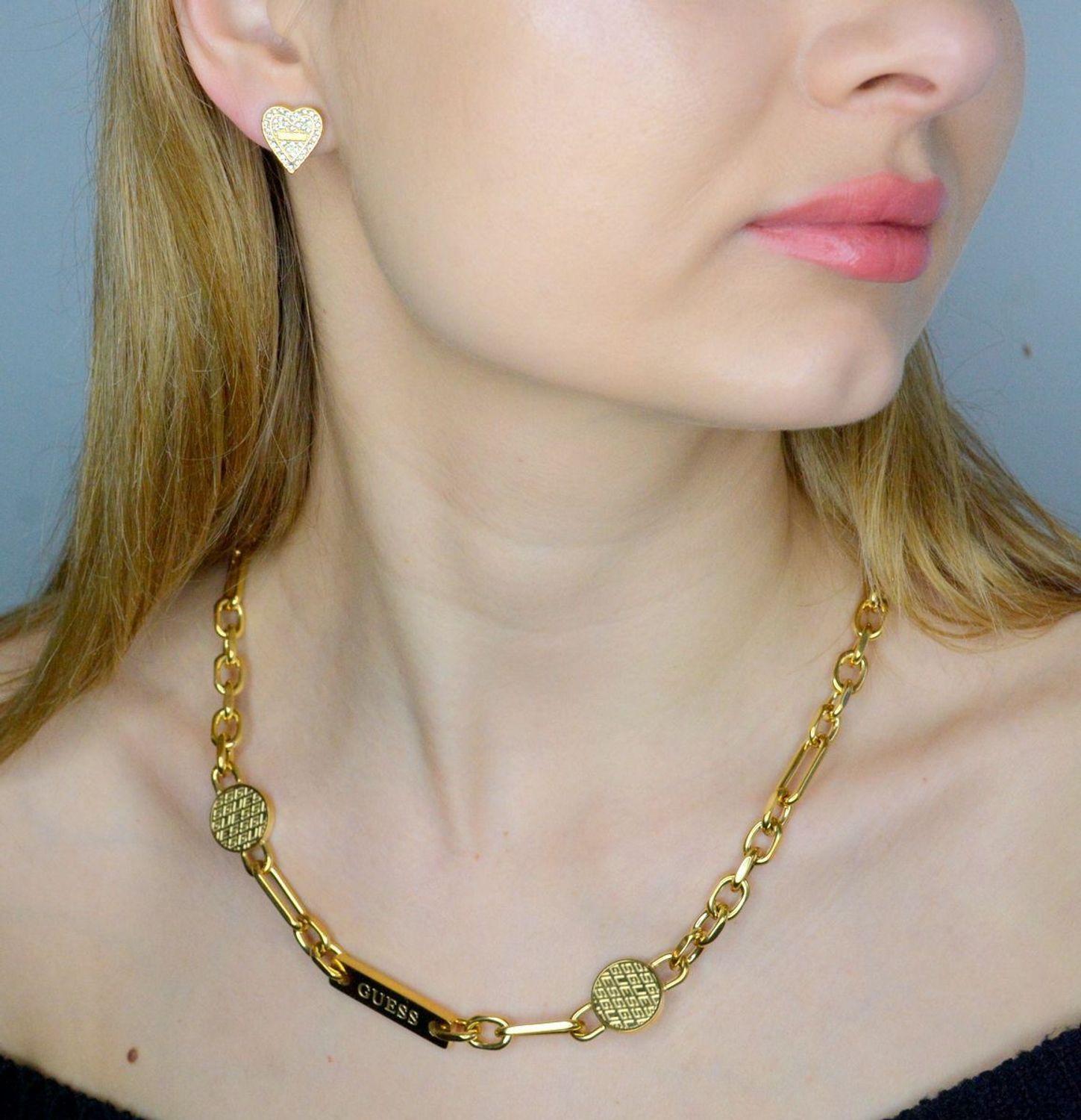 Kolczyki GUESS stalowe logo Guess serca z cyrkoniami JUBE03251JWYGT-U. Kolczyki damskie Guess. Kolczyki stalowe Guess. Kolczyki serca stalowe Guess. Kolczyki stalowe w złotym kolorze. Kolczyki na prezent Guess..jpg